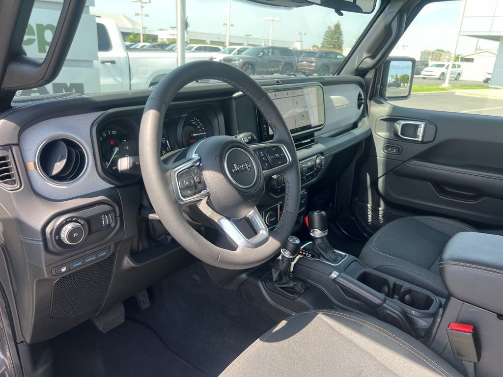 Used 2025 Jeep Wrangler Unlimited Sahara w/ Safety Group AWD/4WD image 10