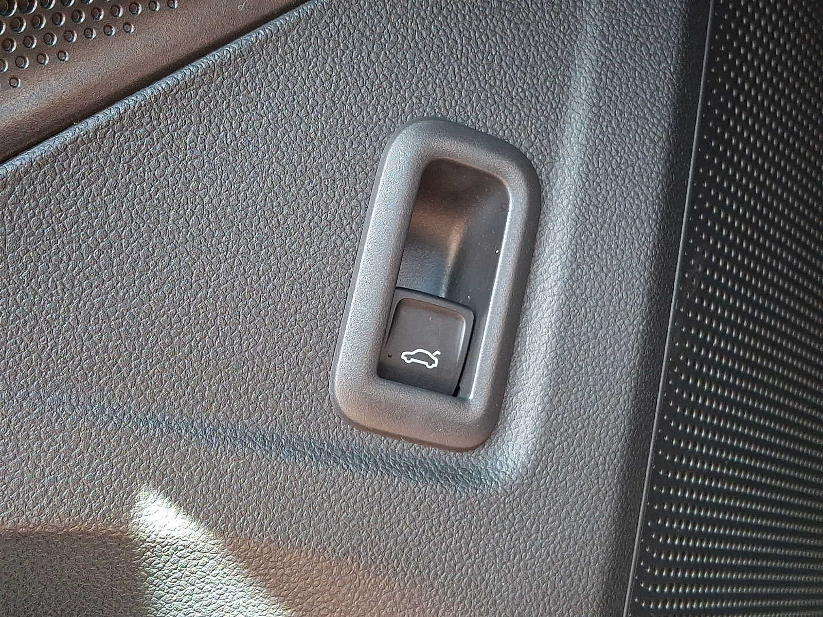 Used 2025 Volkswagen Tiguan SE w/ Panoramic Sunroof Package AWD/4WD image 23