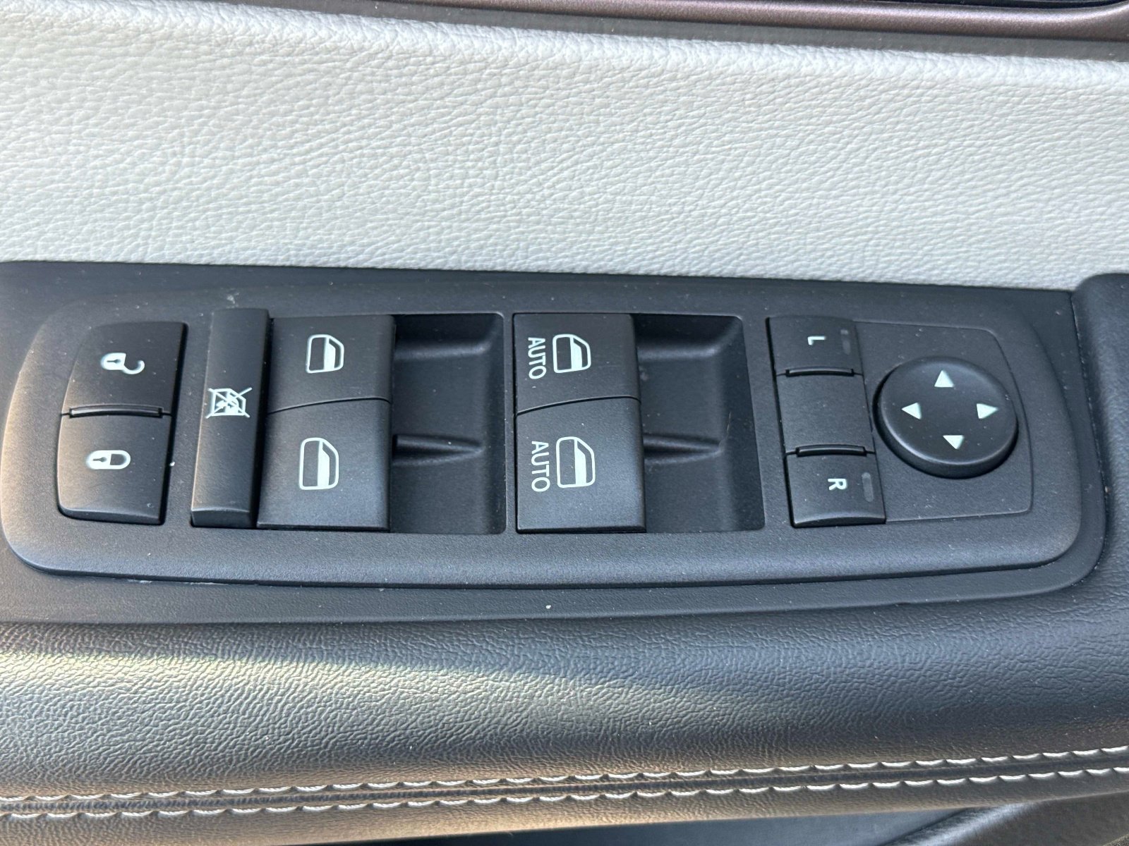Used 2023 Chrysler Voyager LX FWD image 20
