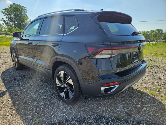Used 2025 Volkswagen Taos SE AWD/4WD image 5