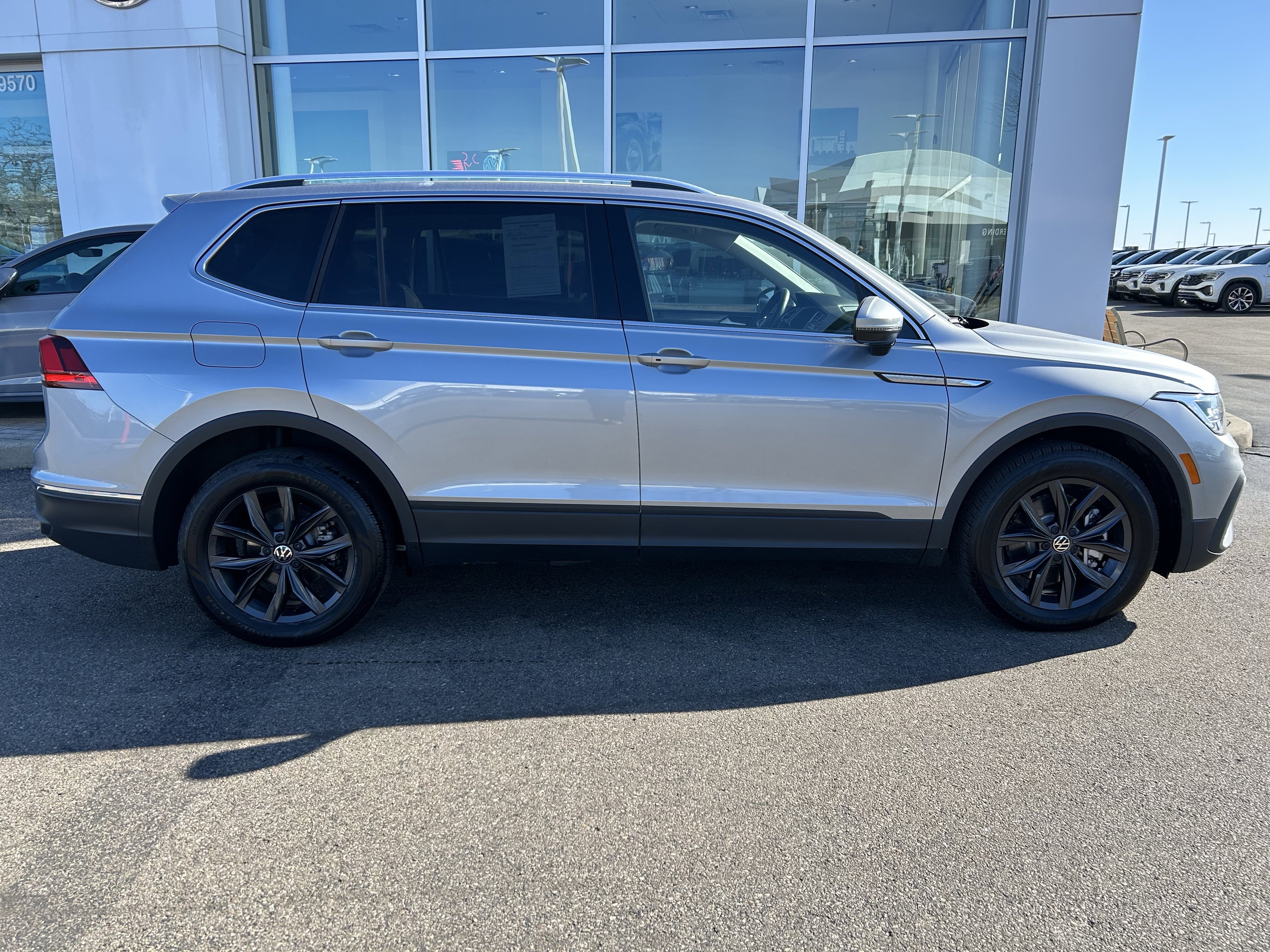 Used 2024 Volkswagen Tiguan SE w/ Panoramic Sunroof Package image 8