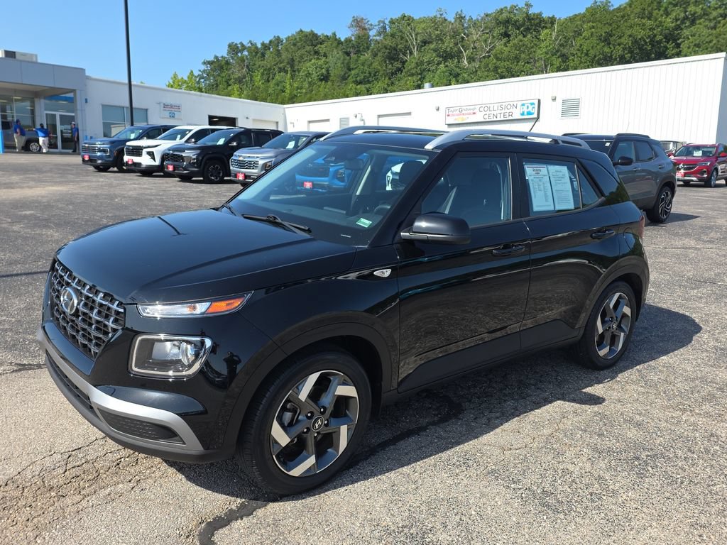 Used 2023 Hyundai Venue SEL FWD image 4