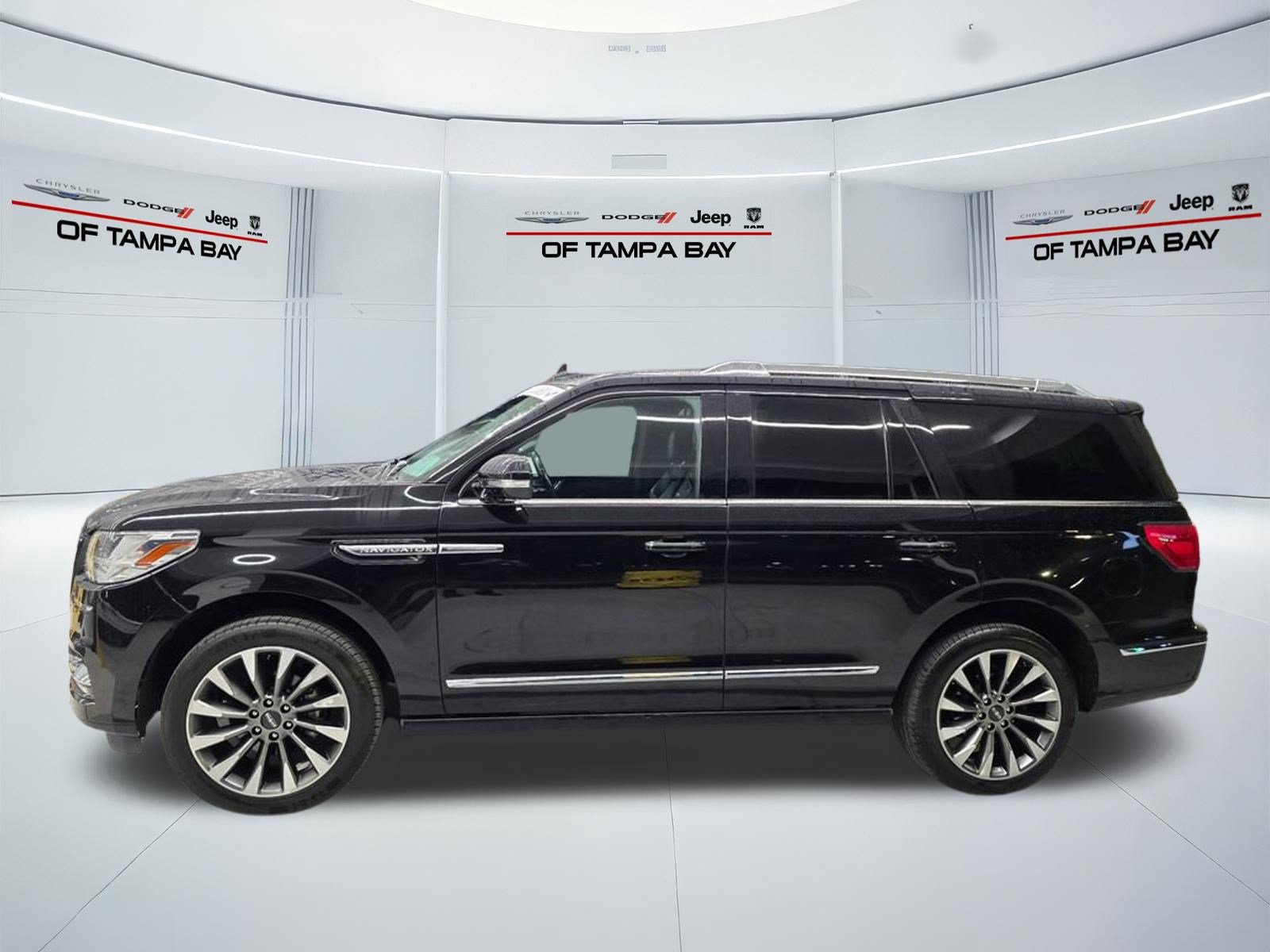 Used 2021 Lincoln Navigator Reserve AWD/4WD image 3