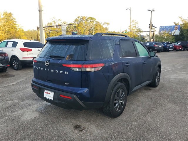 Used 2024 Nissan Pathfinder SV image 2