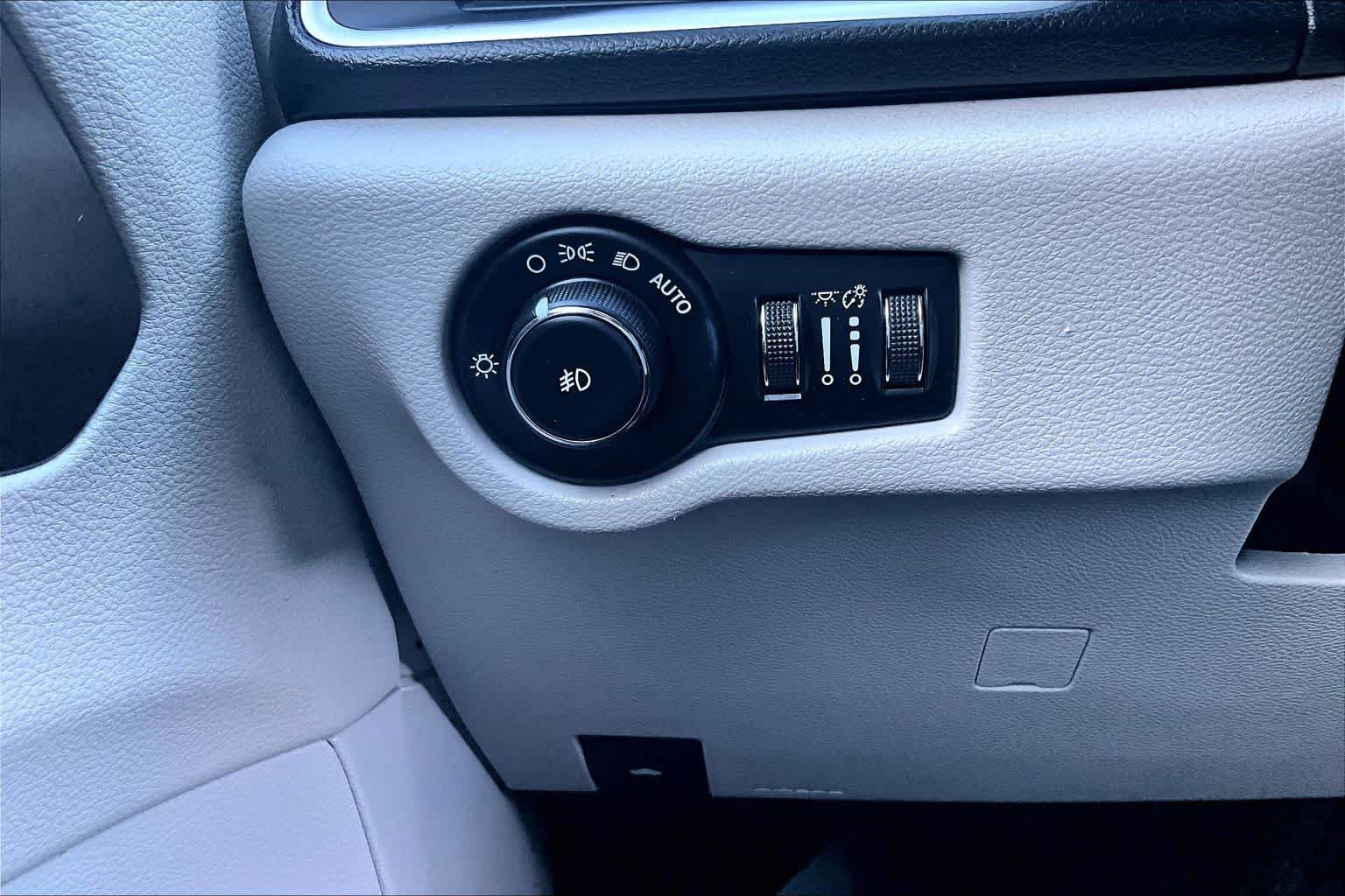 Used 2017 Chrysler Pacifica Touring-L FWD image 33