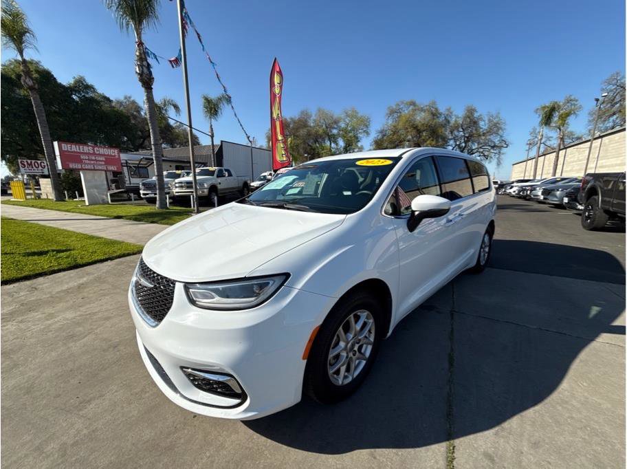 Used 2023 Chrysler Pacifica Touring-L FWD image 1