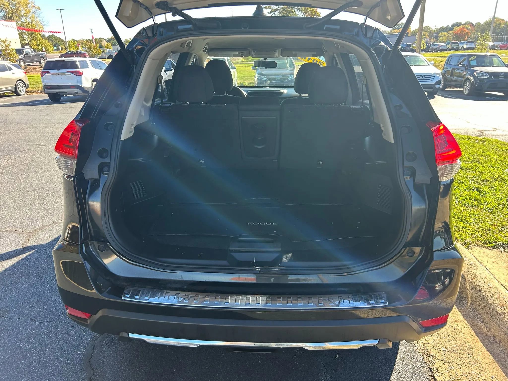 Used 2018 Nissan Rogue S image 18