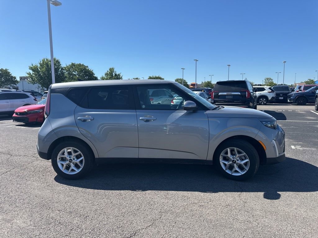 Used 2025 Kia Soul LX w/ LX Technology Package FWD image 11