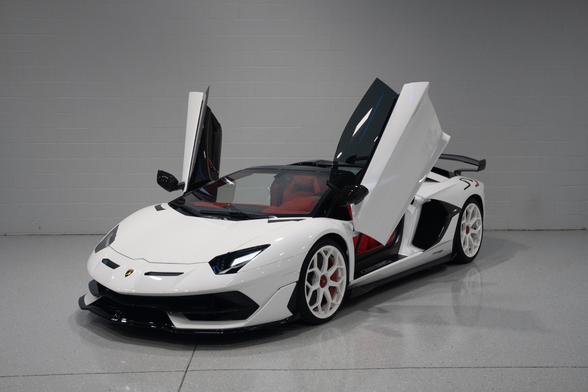 Used 2020 Lamborghini Aventador SVJ AWD/4WD image 3