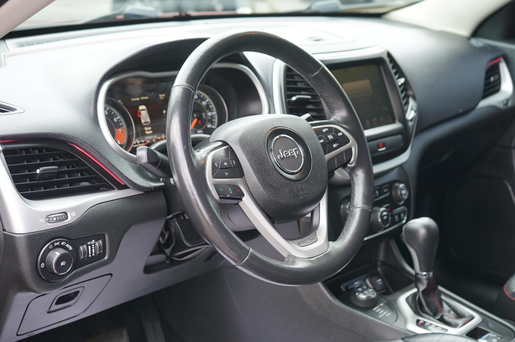 Used 2015 Jeep Cherokee Trailhawk w/ Ventilated/Heated Seat Group AWD/4WD image 11