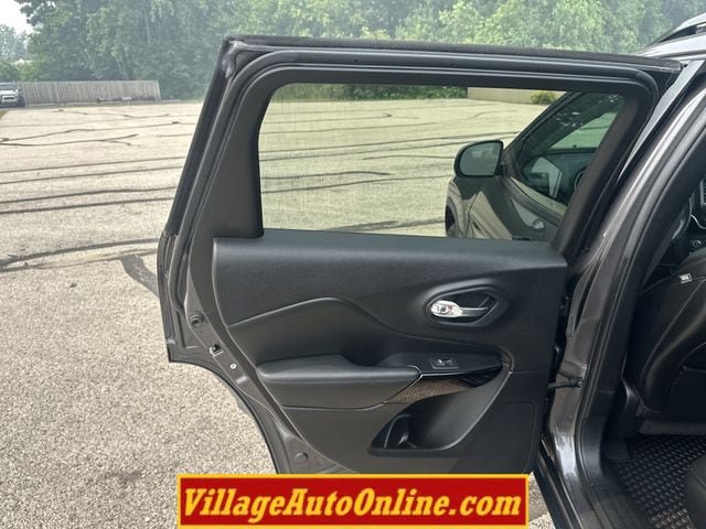 Used 2020 Jeep Cherokee Latitude Plus AWD/4WD image 29