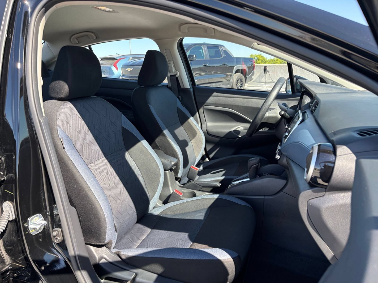 Used 2025 Nissan Versa SV FWD image 35