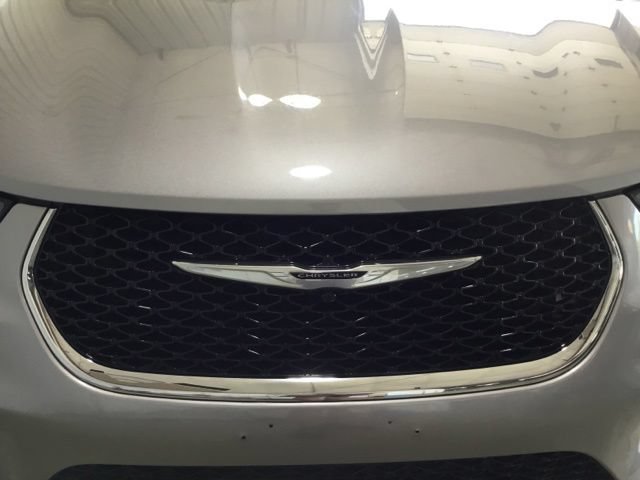 Used 2021 Chrysler Pacifica Touring-L FWD image 22