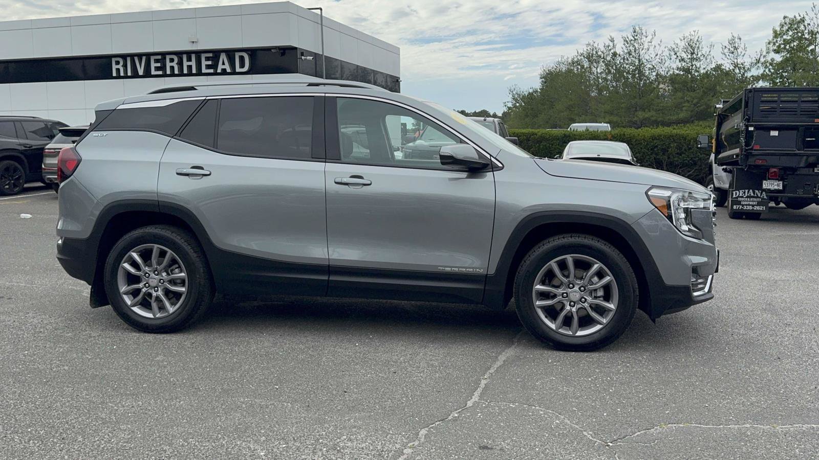 Used 2024 GMC Terrain SLT AWD/4WD image 3