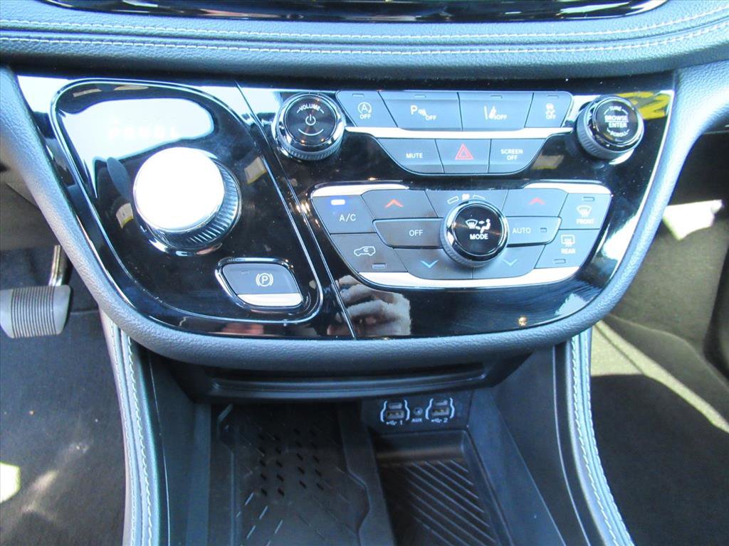 Used 2025 Chrysler Pacifica Limited image 19