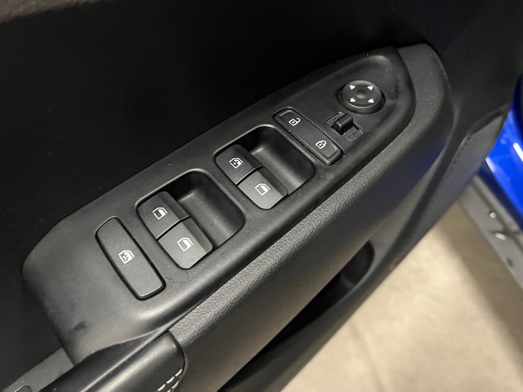 Used 2025 Hyundai Venue Limited FWD image 13