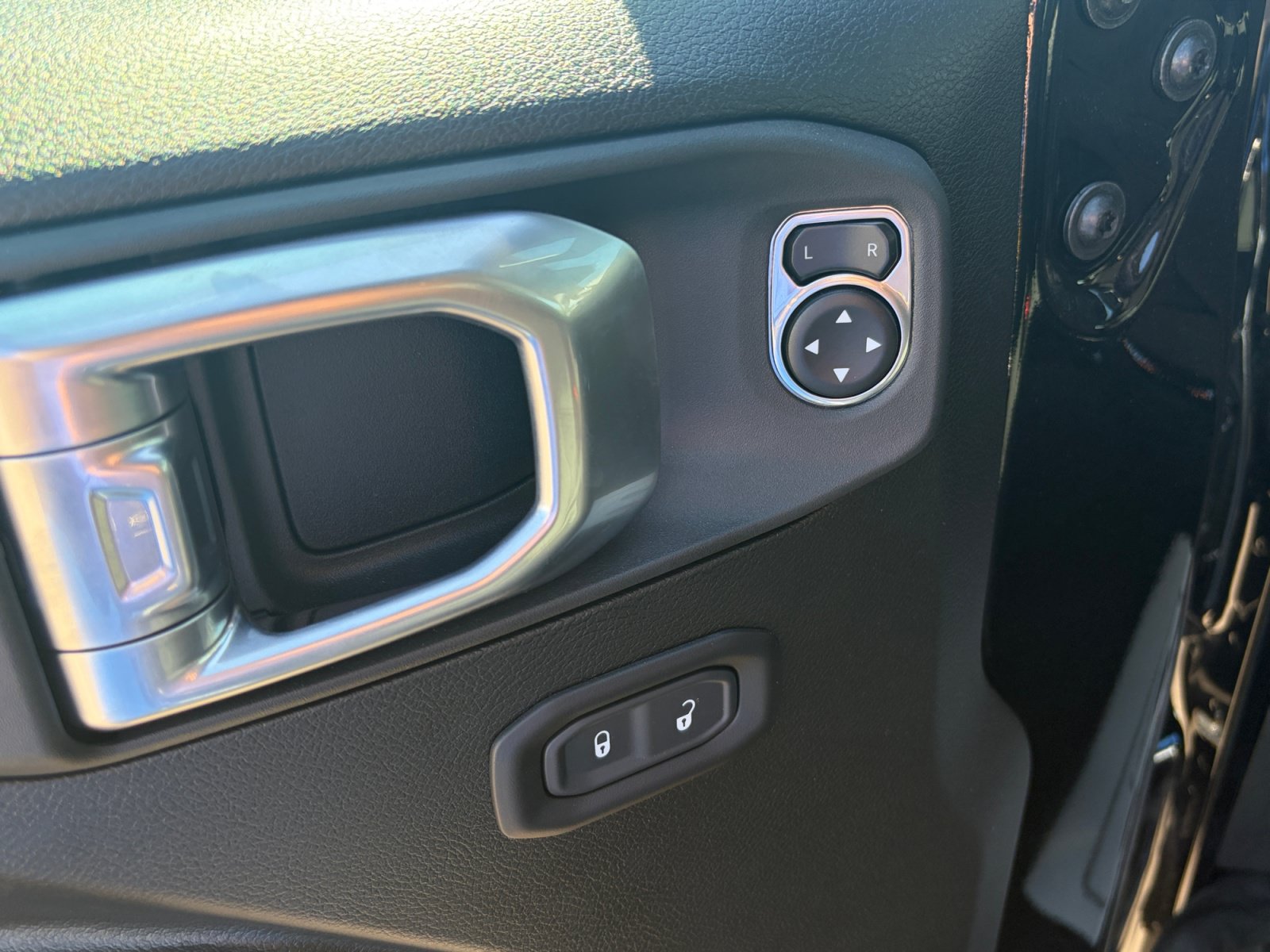 New 2025 Jeep Wrangler Rubicon w/ Convenience Group AWD/4WD image 16