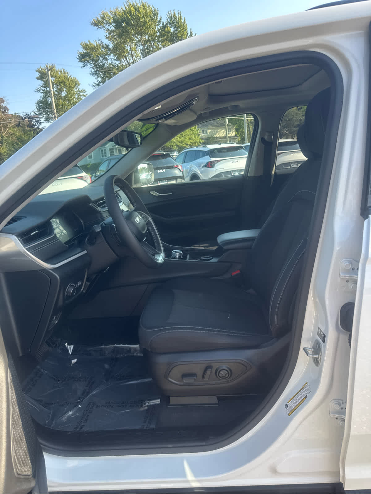 Certified 2023 Jeep Grand Cherokee Laredo image 14