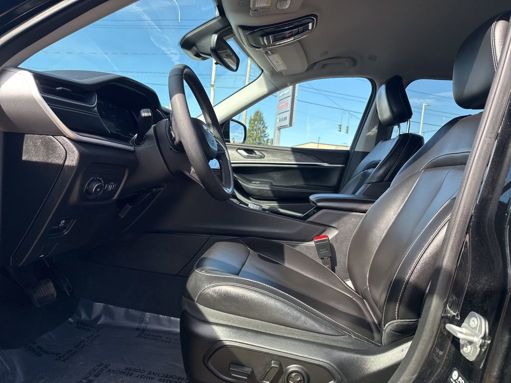 Used 2023 Jeep Grand Cherokee L Limited w/ Black Appearance Package image 25