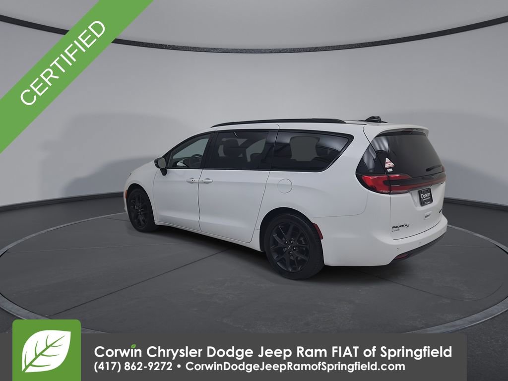 Certified 2025 Chrysler Pacifica Limited image 11