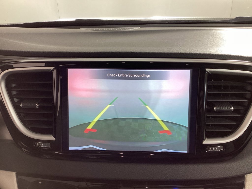 Used 2023 Chrysler Pacifica Touring-L image 30