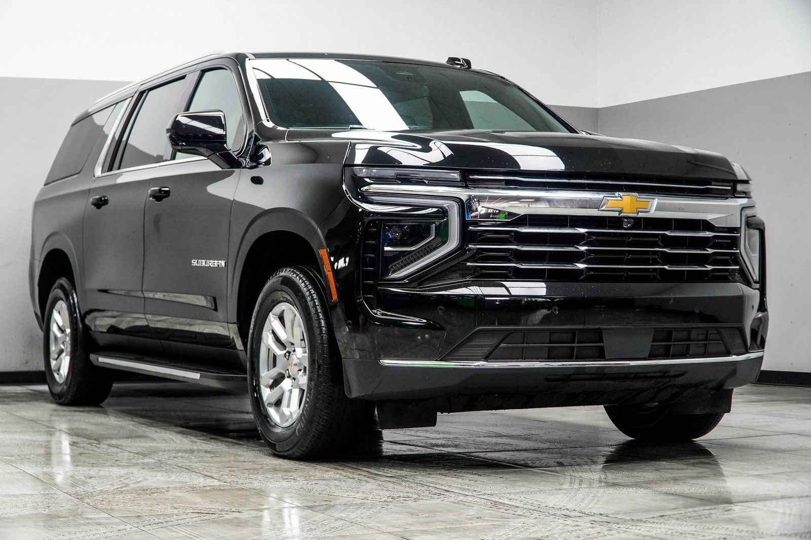 Used 2025 Chevrolet Suburban LT AWD/4WD image 4