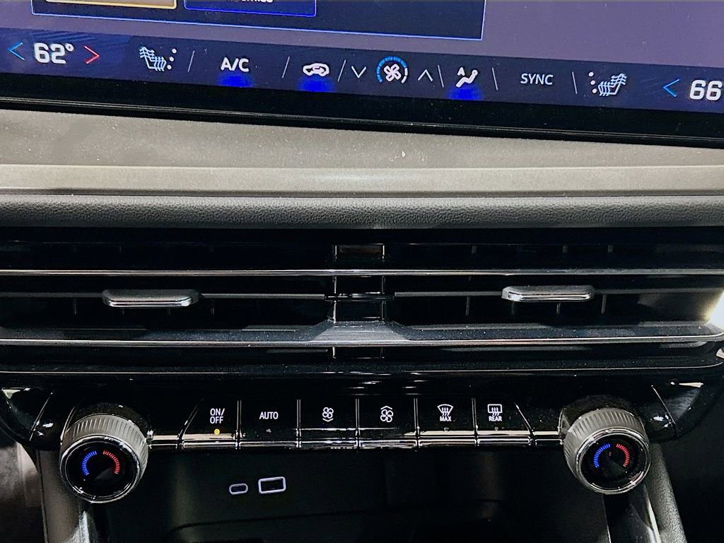 Used 2024 Chevrolet Traverse LT image 13