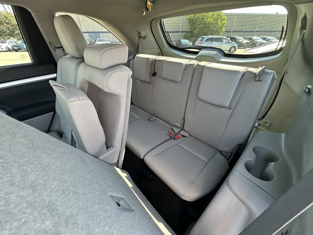 Used 2017 Toyota Highlander LE FWD image 26
