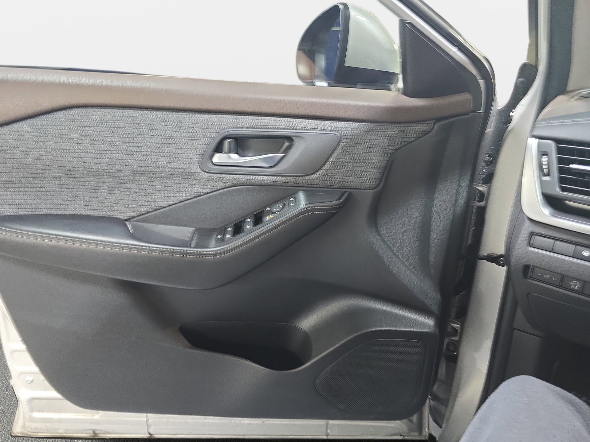 Certified 2023 Nissan Rogue SV FWD image 26