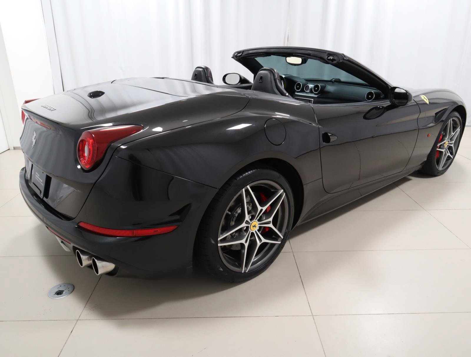 Used 2016 Ferrari California T image 10