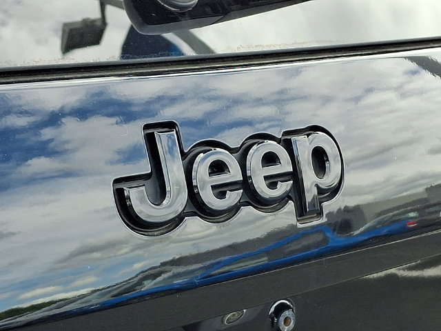 Used 2019 Jeep Cherokee Latitude Plus AWD/4WD image 32