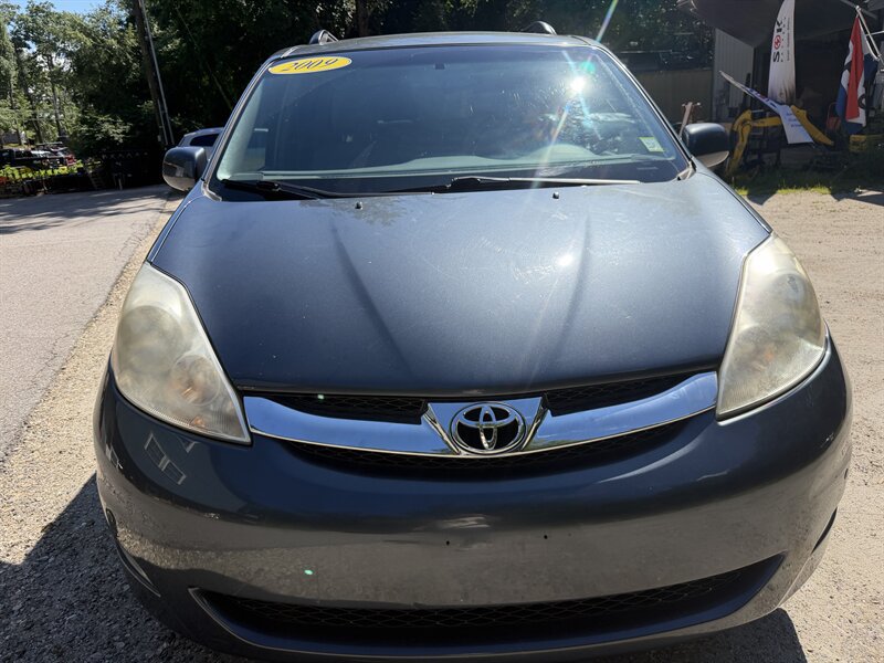 Used 2009 Toyota Sienna AWD image 2