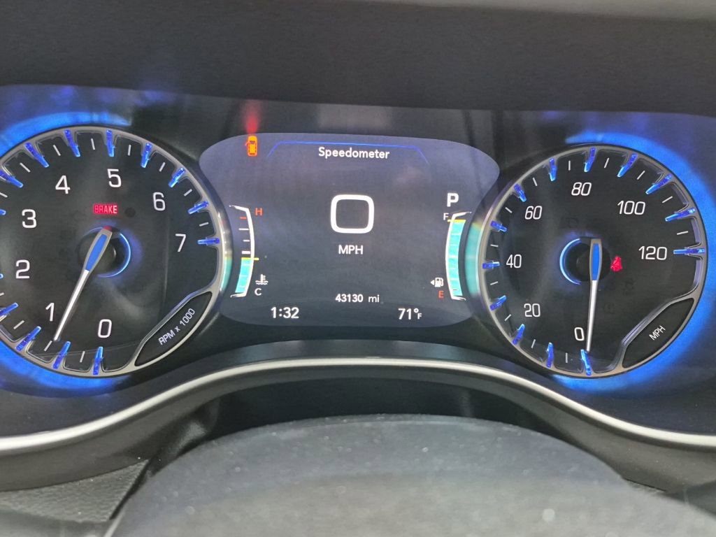 Used 2025 Chrysler Pacifica Select FWD image 6