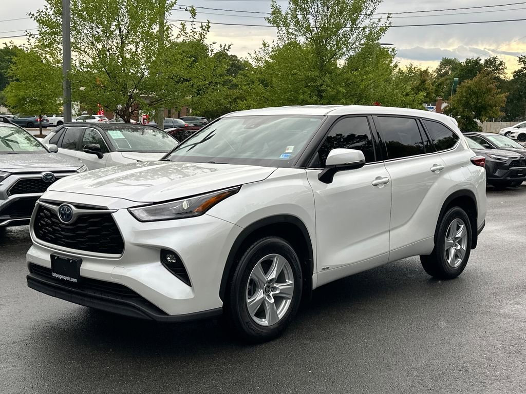 Used 2022 Toyota Highlander LE AWD/4WD image 2