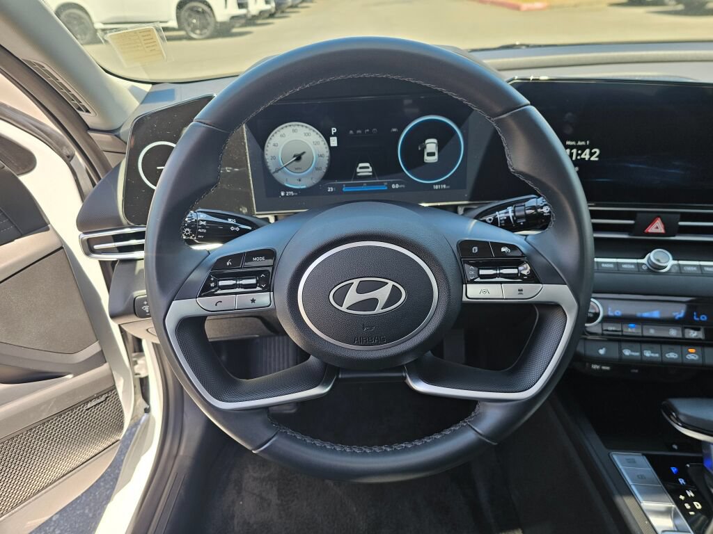 Used 2025 Hyundai Elantra Limited FWD image 28