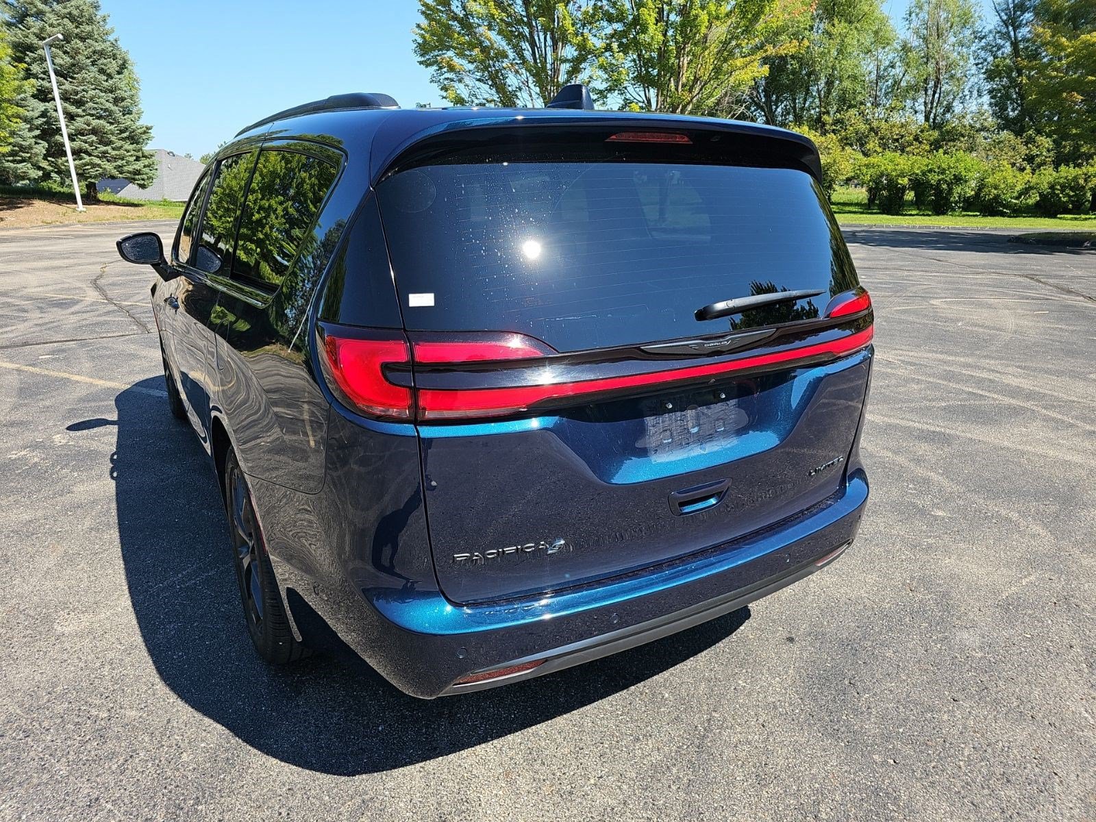 Used 2025 Chrysler Pacifica Limited FWD image 3