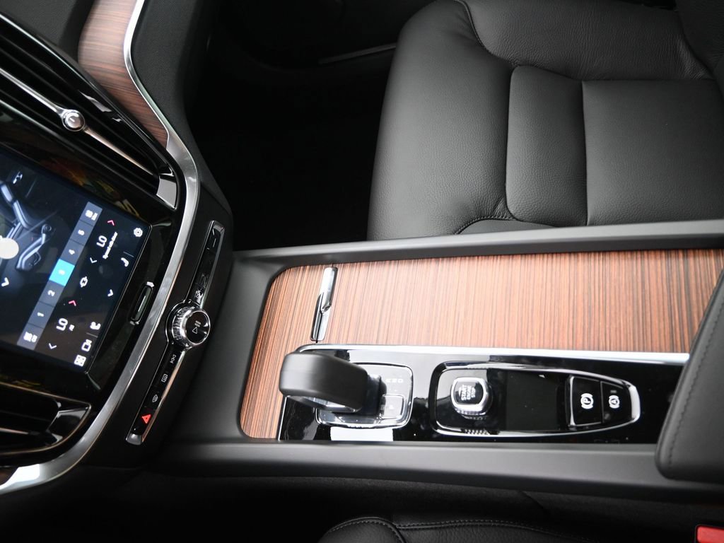 New 2025 Volvo V60 B5 Cross Country Plus w/ Protection Package Premier image 18