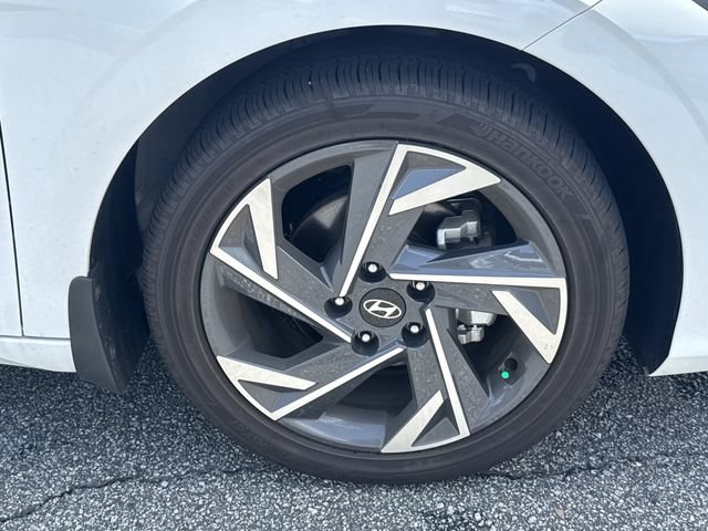Certified 2025 Hyundai Elantra Limited FWD image 12