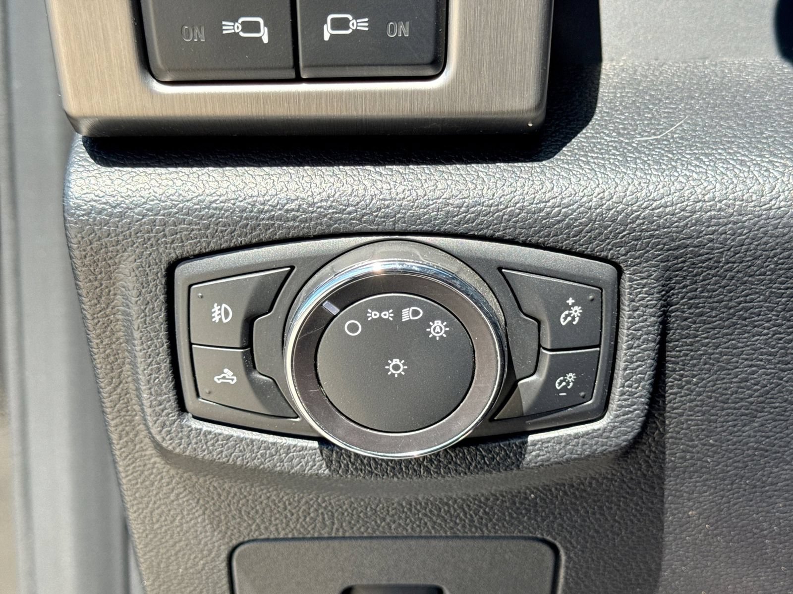 Used 2017 Ford F150 Platinum w/ Equipment Group 701A Luxury AWD/4WD image 33