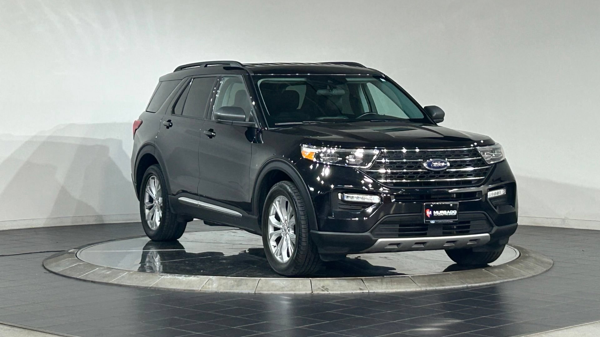 Used 2023 Ford Explorer XLT w/ Equipment Group 202A AWD/4WD image 2