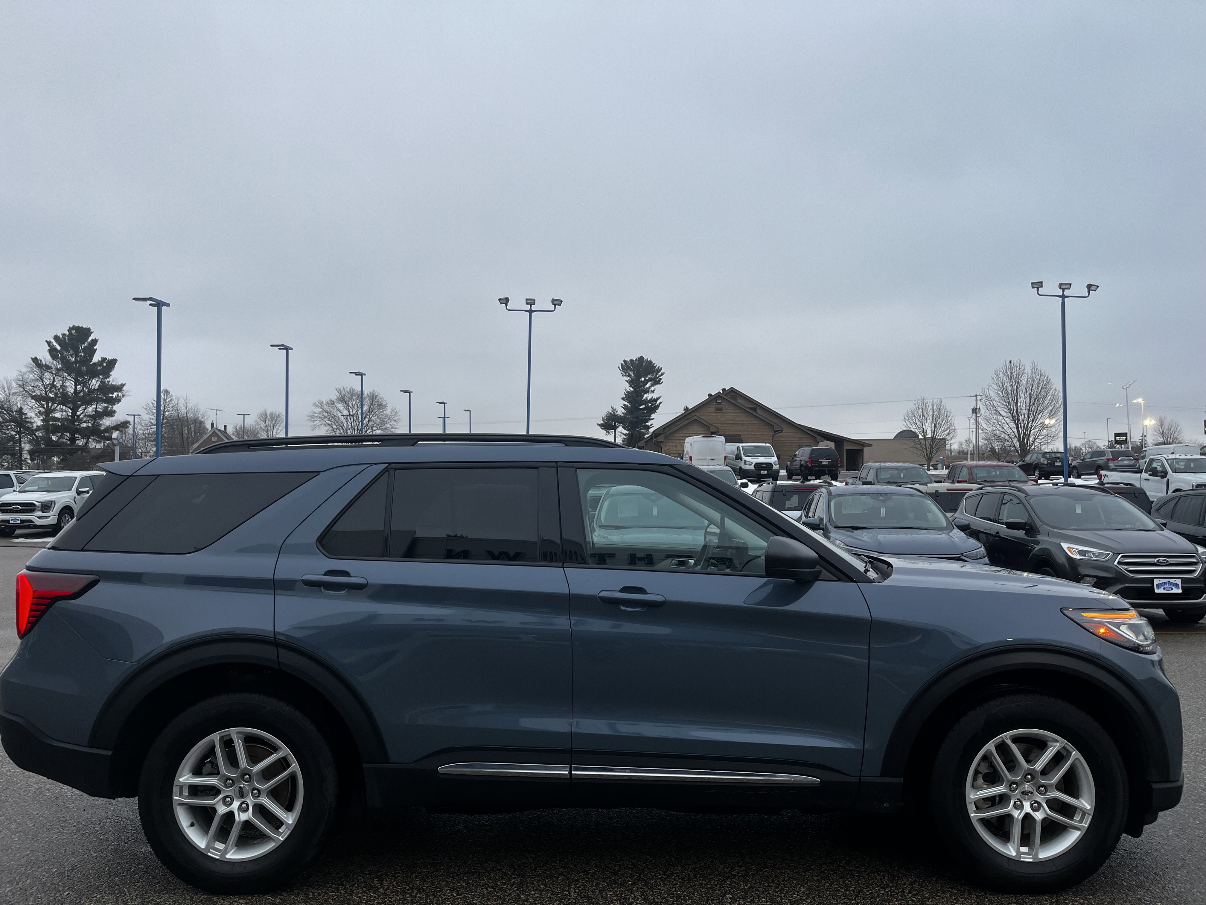 Used 2025 Ford Explorer Active AWD/4WD image 5