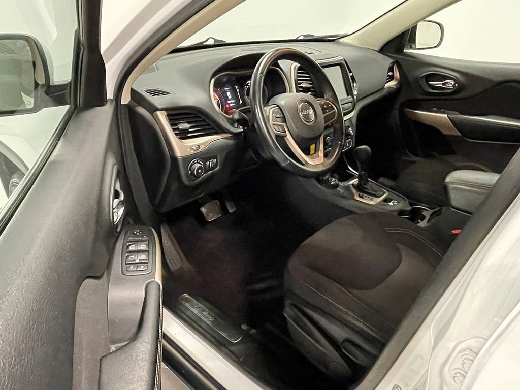 Used 2017 Jeep Cherokee Latitude w/ Cold Weather Group AWD/4WD image 18