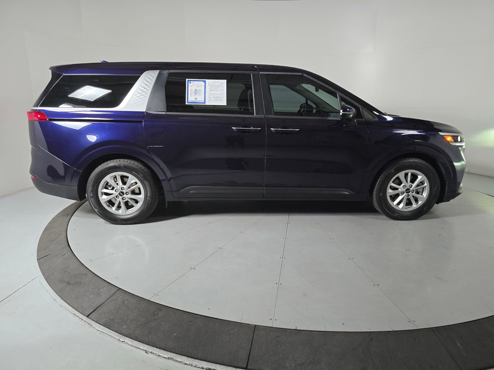 Used 2023 Kia Carnival LX image 6