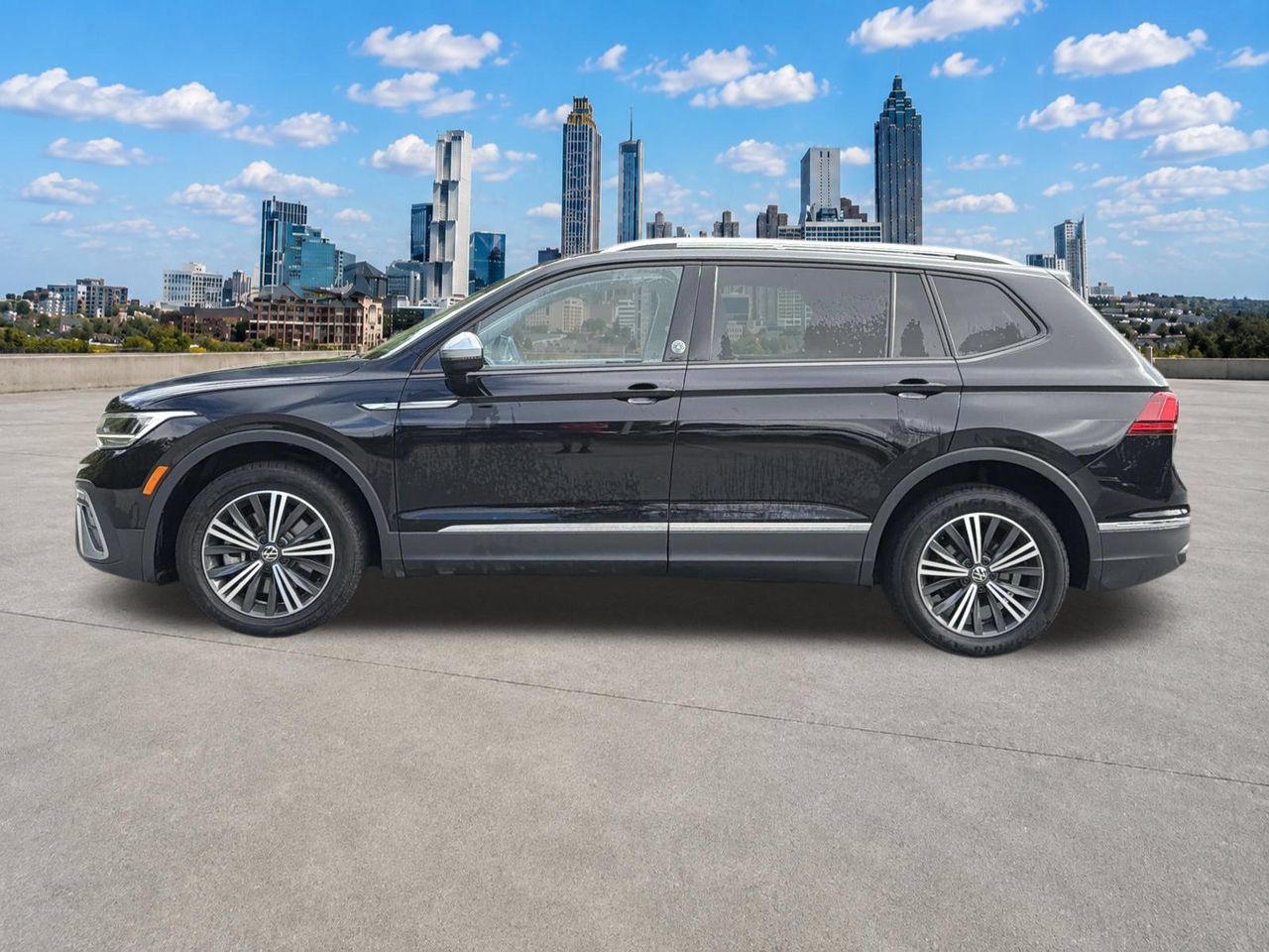 Used 2024 Volkswagen Tiguan SE FWD image 21
