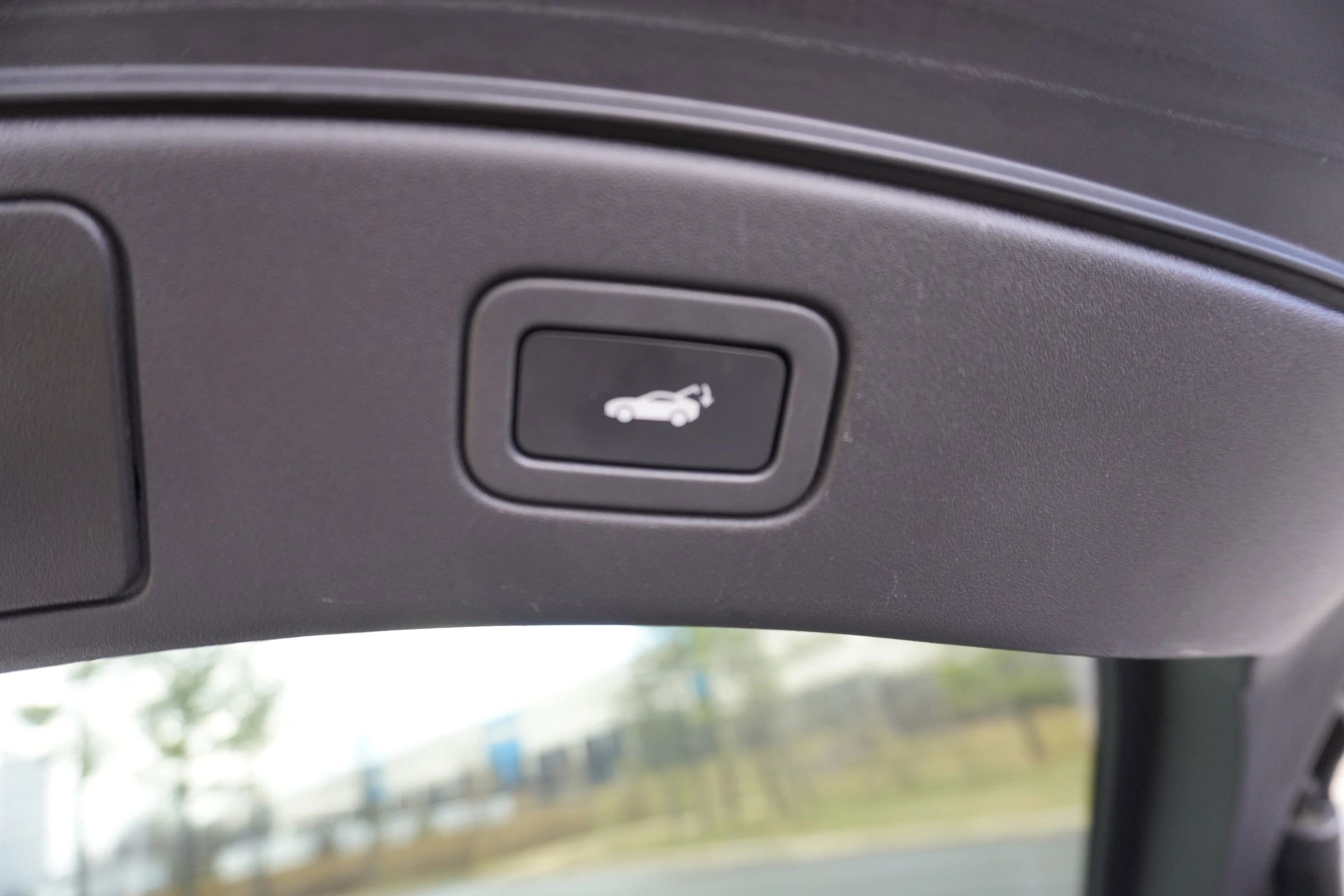 Used 2017 Jaguar F-TYPE R image 13