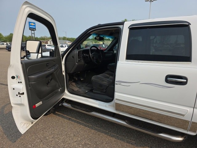 Used 2006 Chevrolet Silverado 2500 LT w/ Heavy-Duty Power Package image 7