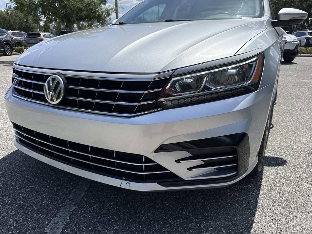 Used 2018 Volkswagen Passat 2.0T R-Line w/ R-Line Lighting Package FWD image 10