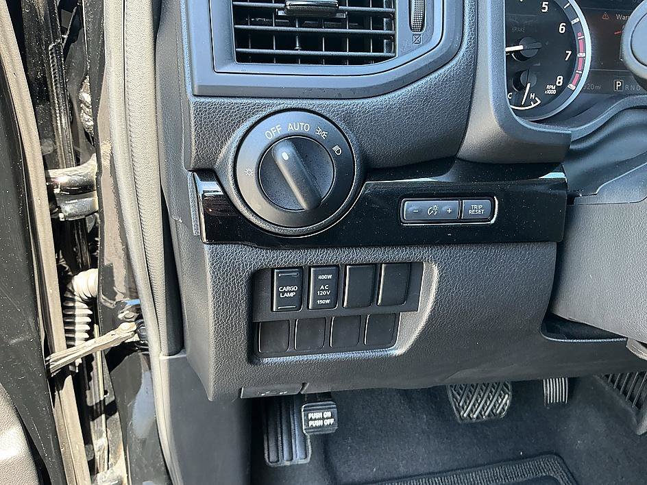 Used 2024 Nissan Titan SV w/ SV Convenience Package RWD image 13