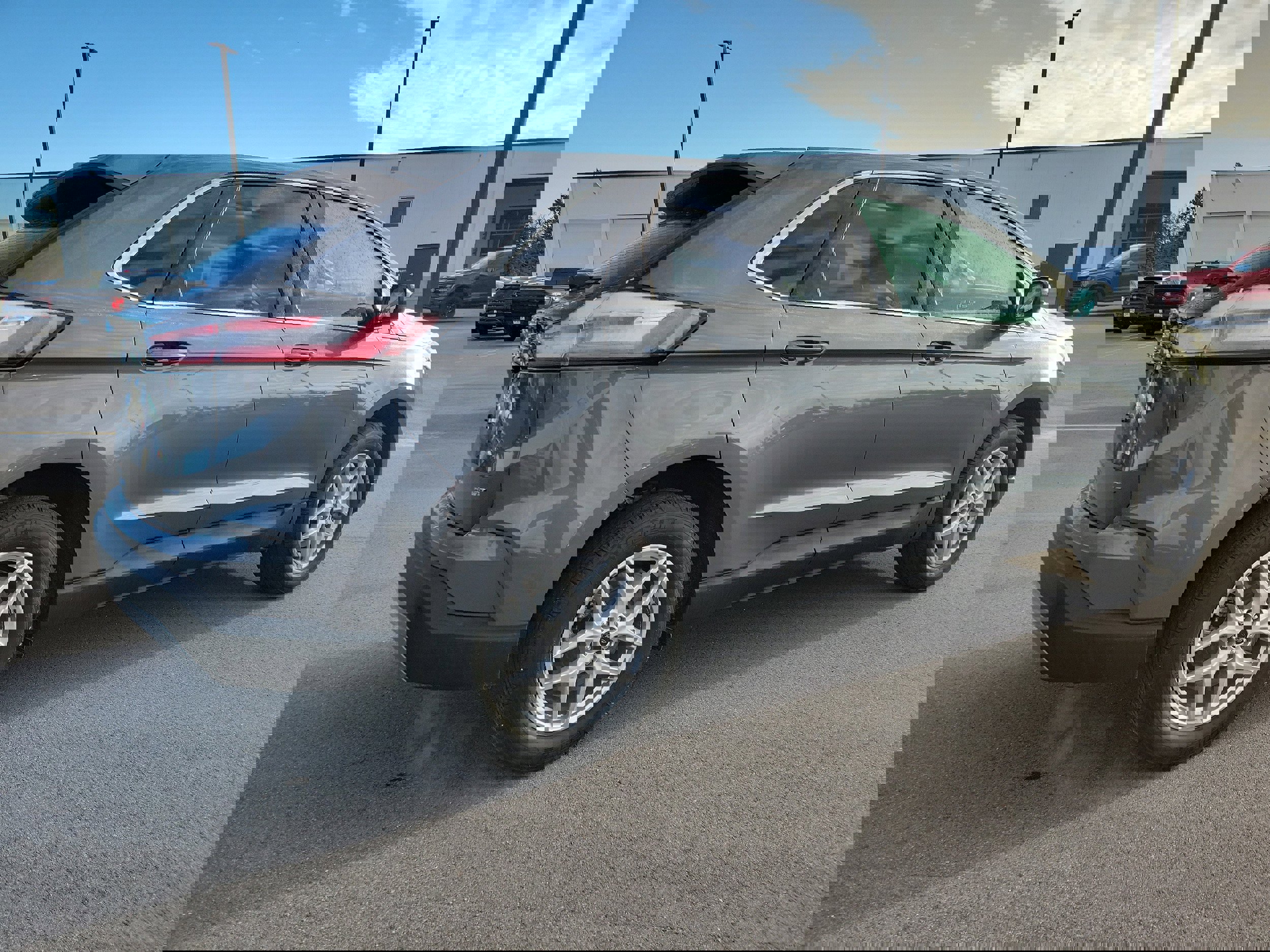 Used 2023 Ford Edge SEL w/ Convenience Package image 4