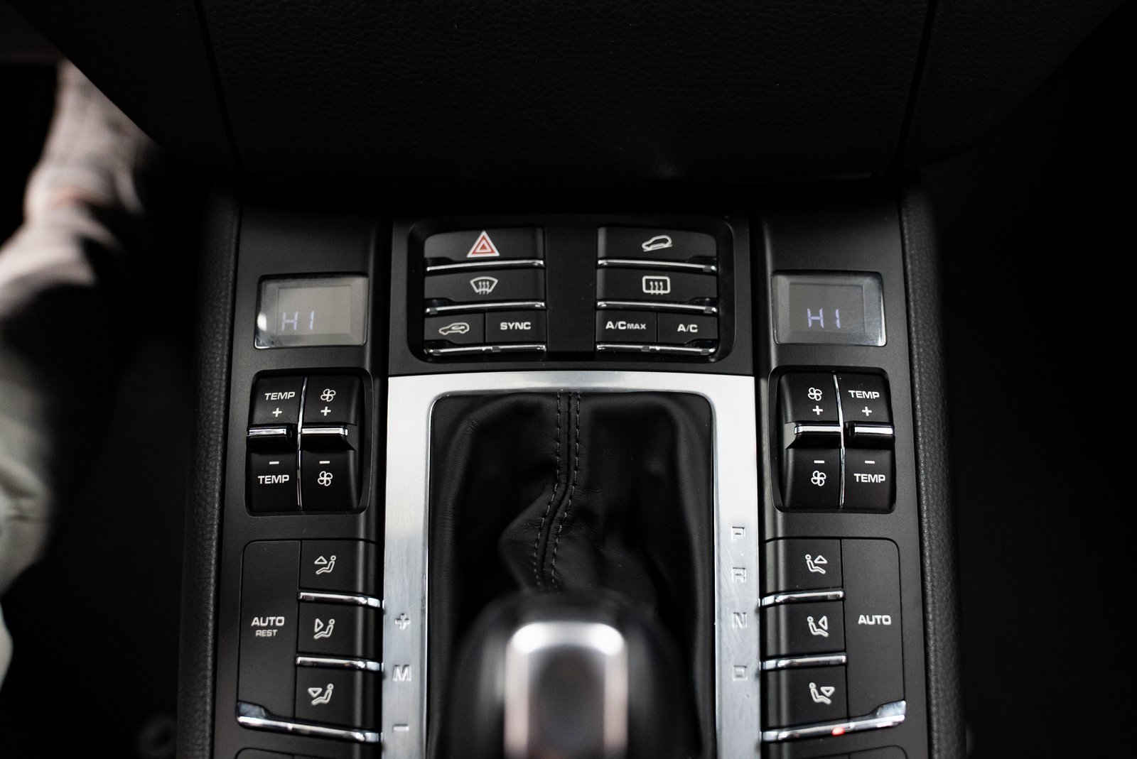 Used 2018 Porsche Macan w/ Premium Package Plus image 17